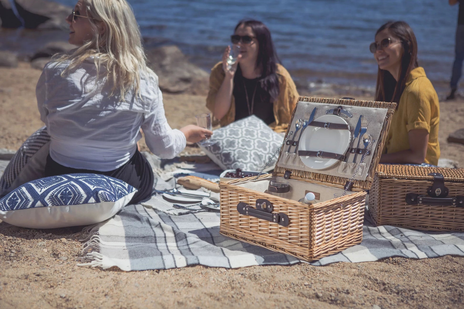 Classic Picnic Basket image 3