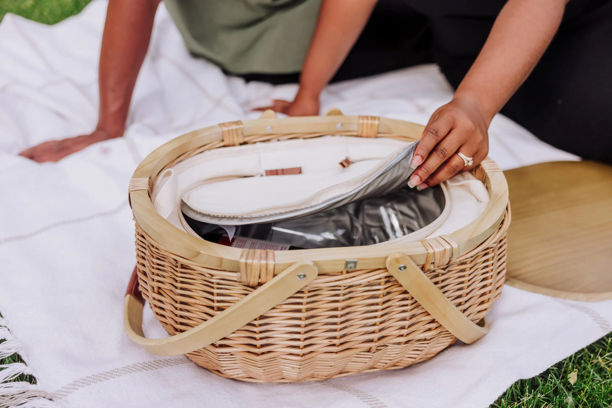 Sequoia Picnic Basket image 3
