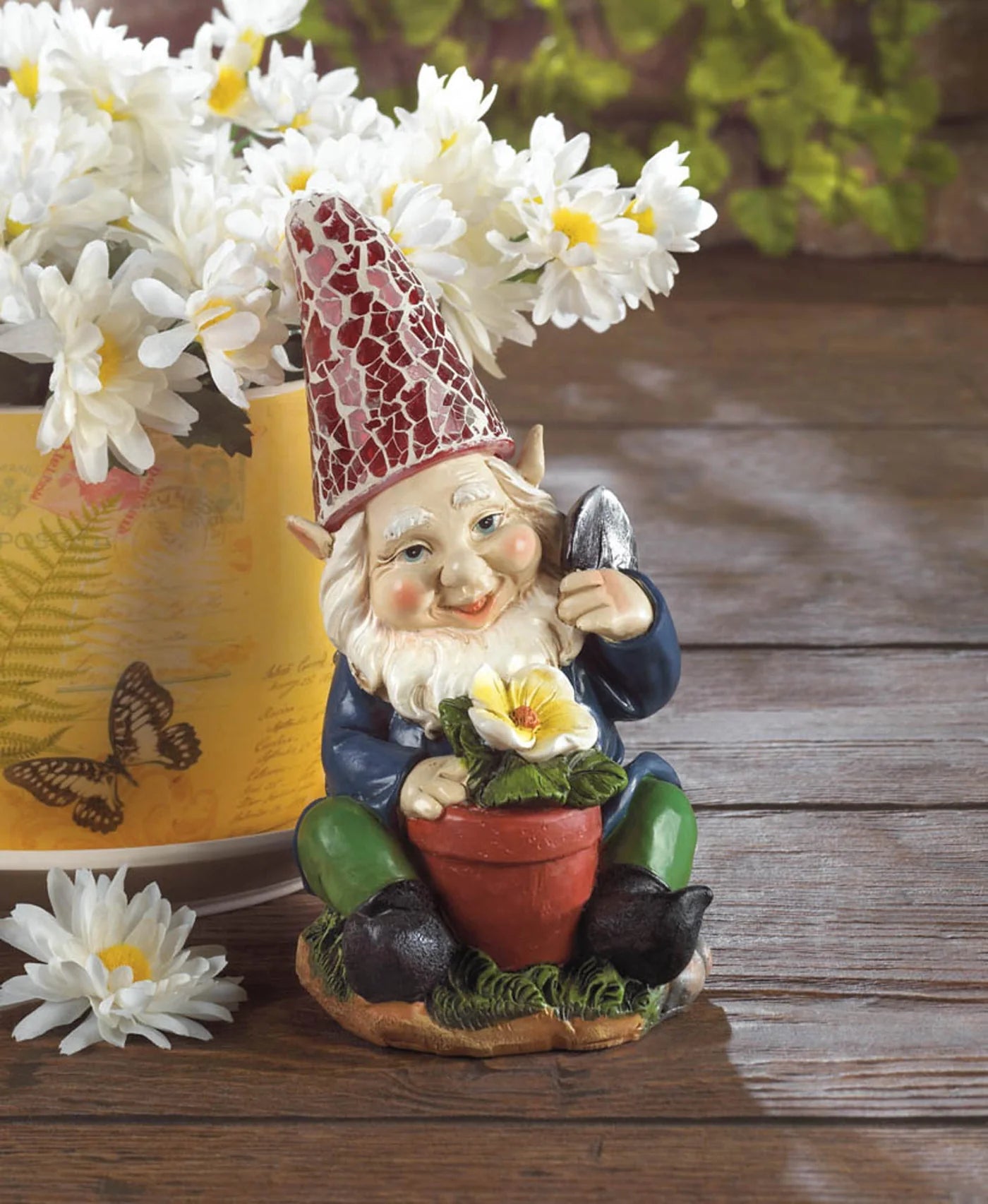 Gardening Gnome Solar Statue image 3